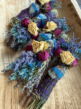 Load image into Gallery viewer, Apatite Smudge Stick With Flowers, Home Cleansing, Calming Gifts Women, Lavender Smudge Stick, Witchy Accessories, Meditation Altar,
