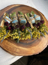 Load image into Gallery viewer, Apatite Smudge Stick With Flowers, Home Cleansing, Calming Gifts Women, Lavender Smudge Stick, Witchy Accessories, Meditation Altar,