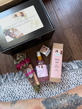 Load image into Gallery viewer, Quartz Crystal Smudge Stick and Cleansing Spray Gift Set
