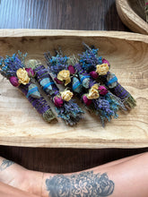 Load image into Gallery viewer, Apatite Smudge Stick With Flowers, Home Cleansing, Calming Gifts Women, Lavender Smudge Stick, Witchy Accessories, Meditation Altar,

